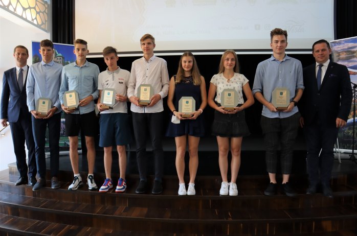 Pamiątkowe zdjęcie wyróżnionych z władzami samorządowymi